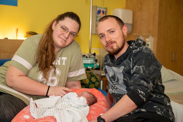 Muter Romina Wolff und Papa Marcel Mörs mit ihrer am 22.2.2022 geborenen Tochter Isabel.  | Foto: Daniel Beer