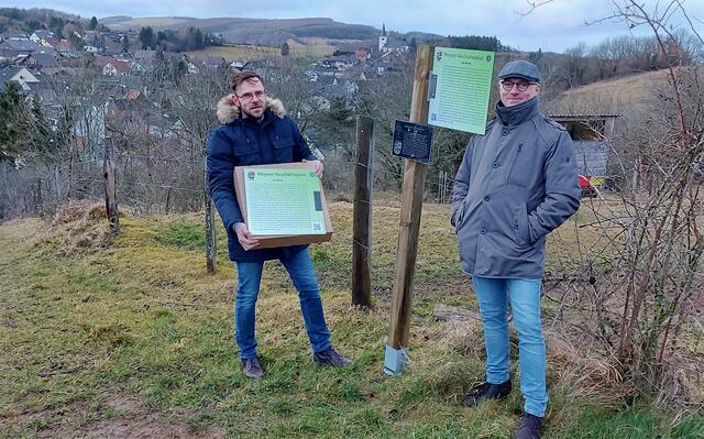 Björn und Jürgen Wassong (v.l.) an der Station 7 des „Weyerer Geschichtspfades“ zum Thema „Die Römer“. Noch müssen einige der Texttafeln aufgestellt werden.  | Foto: Stefan Lieser/RRG/pp/Agentur ProfiPress