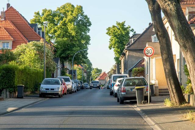 In der Hohenstaufenstraße bleibt die „halbe Einbahnstraße“ bestehen. Allerdings gibt es dazu konträre Meinungen. | Foto: Axel König