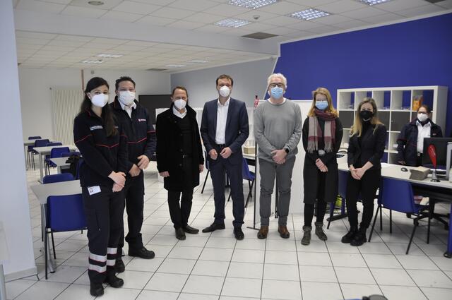 Der Infopoint in den Luminaden ist eröffnet (von links): Loreena Eberwein und Tim Feister (Malteser), Oberbürgermeister Uwe Richrath, Sozialdezernent Alexander Lünenbach, Guido Buchmüller und Pia Wimmershoff (JSL) und Dolmetscherin Olena Popov (JSL).  | Foto: Stadt Leverkusen