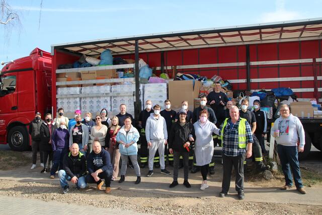 Mit tatkräftiger Unterstützung der Freiwilligen Feuerwehr wurde ein 40-Tonner beladen. | Foto: Flick