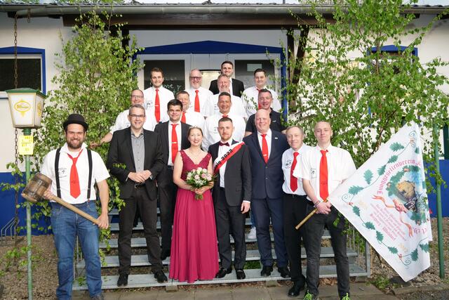 Norena I. (Lütz) und Lucas I. (Relvas) (Mitte) mit (1. Reihe von links nach rechts) „Rötzjesvadder“ Johannes Kalsen, Bürgermeister Stefan Rosemann, dem JGV-Vorsitzenden Jonas Krämer, IGWo-Geschäftsführer Ludger Ellenberger, Jubilar Martin Schumacher und (2. Reihe rechts) dem stellvertretenden Bürgermeister Oliver Schmidt, eingerahmt von Mitgliedern des JGV „Eintracht“ Alt-Wolsdorf. | Foto: Woiciech