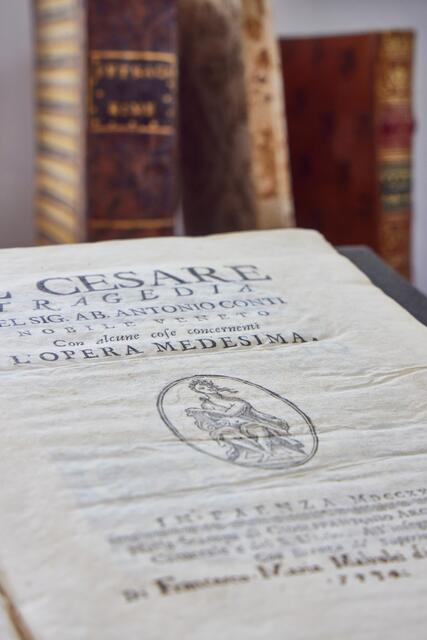 Die wertvolle Sammlung enthält zahlreiche italienische und französische Drucke der Frühen Neuzeit.  | Foto: Volker Lannert / Uni Bonn