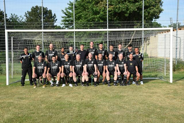 "Oldies but Goldies" - Das Team der III. Mannschaft des VfB Blessem, die wohl "ältesten" Staffelsieger in der Geschichte des Fußballkreises Euskirchen.  | Foto: Volker Düster