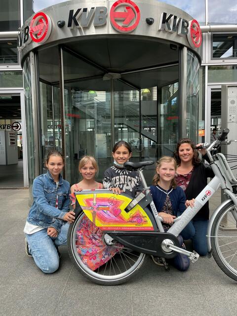 Die Künstler präsentieren ihr Werk.  | Foto: KJA Köln