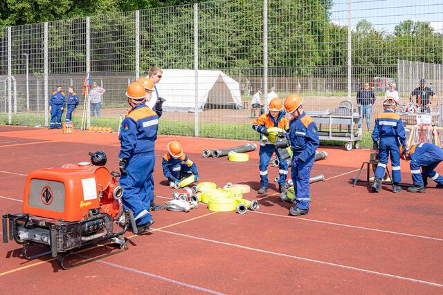 Auf dem Niederpleiser Sportplatz mussten die Mitglieder der Jugendfeuerwehren bei hohen Temperaturen und in voller Montur die Aufgaben meistern. | Foto: Heimermann