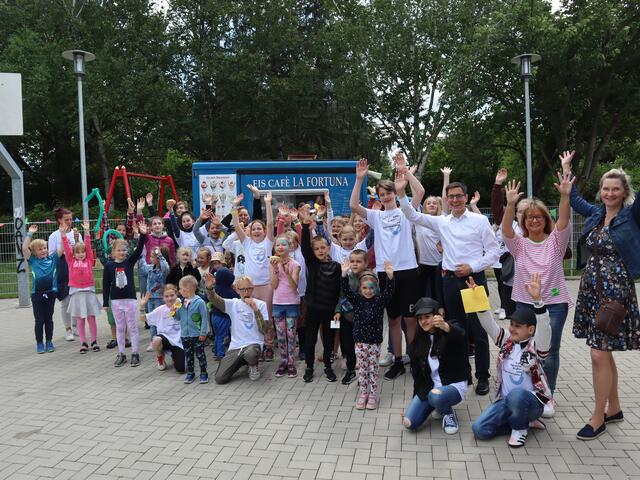 Ortsvorsteherin Heike Borowski und Bürgermeister Dr. Max Leitterstorf (2./3.v.re.) eröffneten das Spielefest des KiJuPa.  | Foto: Stadt Sankt Augustin