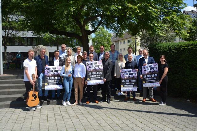 Die Verantwortlichen, Sponsoren und Musiker freuen sich wieder auf das beliebte Festival „Summer in the City“ im Herzen der Kreisstadt.