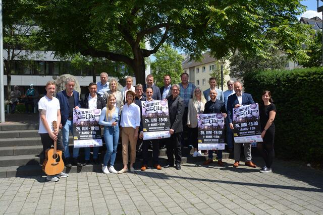 Die Verantwortlichen, Sponsoren und Musiker freuen sich wieder auf das beliebte Festival „Summer in the City“ im Herzen der Kreisstadt.  | Foto: Kreisstadt Bergheim