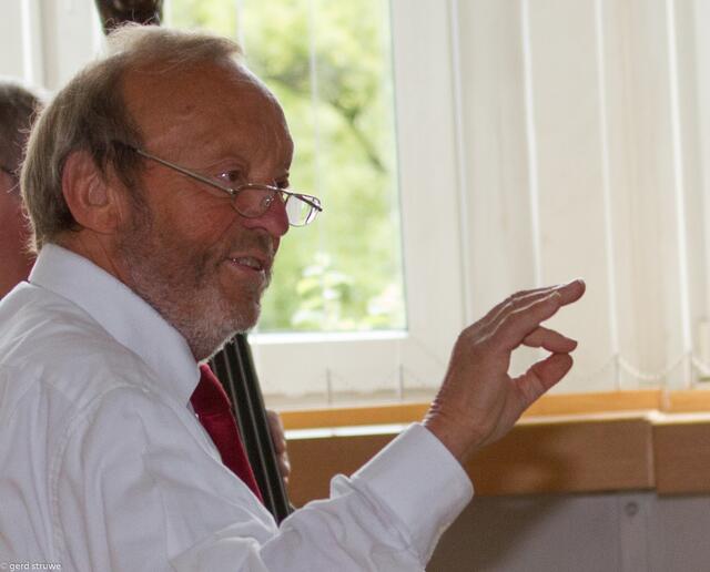 Prof. Werner Kämmerling übergab seinen Dirigentenstab an seine Nachfolgerin Heike‚Gorny. | Foto: VHS