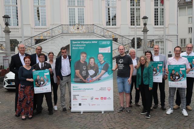 Auf die Special Olympics freuen sich Prominenz aus Sport und Verwaltung sowie Katja Dörner und Heiner Brand (links neben dem Plakat). | Foto: we