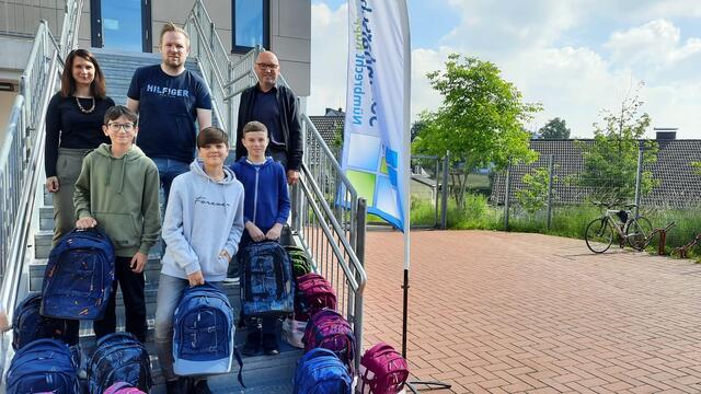 Bei der Übergabe der Rucksäcke.                                           | Foto: Schule
