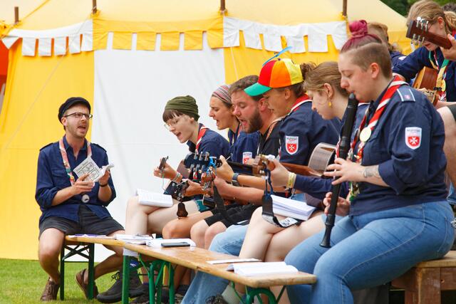 Viel gesungen wurde das eigens komponierten Lagerlieds „Mein Märchenbuch“, hier im Kreis aller Teilnehmenden vor der Jurtenburg.  | Foto: Malteser/Kaesberger