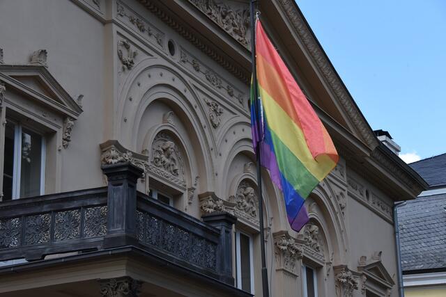 Auch der Stadtbezirk Bad Godesberg setzte mit dem Hissen der Regenbogenflagge ein Zeichen gegen Diskriminierung und Ausgrenzung. | Foto: AS