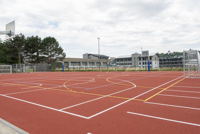 Weiß, Gelb, Blau – verschiedene Markierung für verschiedene Sportarten. Das Multifunktionsspielfeld am Schulzentrum Mechernich erstrahlt in neuem Glanz.  | Foto: Ronald Larmann/pp/Agentur ProfiPress