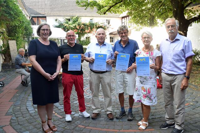 20 Jahre (Nordic) Walking: Anke Schloßbauer (links) und Rainer Meyer (rechts) mit den Geehrten. | Foto: FES
