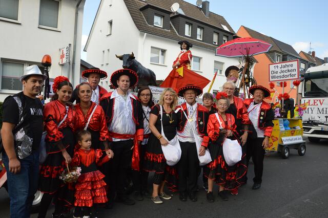 Stimmung war bei den „Jecken Wiesdorfer“ angesagt. Mit vollbepackten Bagagebeuteln zog die Fußgruppe durch Bürrigs Straßen.  | Foto: Ursula Willumat
