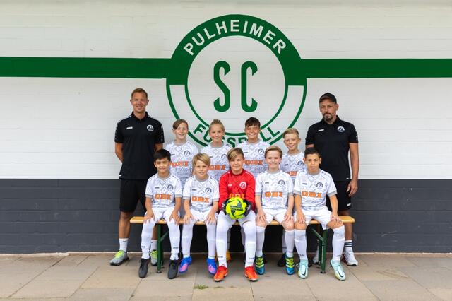 Die aktuelle E-Jugend-Fußballmannschaft im Pulheimer SC mit ihren beiden Trainern Andi Kremer (li.) und Marijo Dmric. | Foto: Pulheimer SC