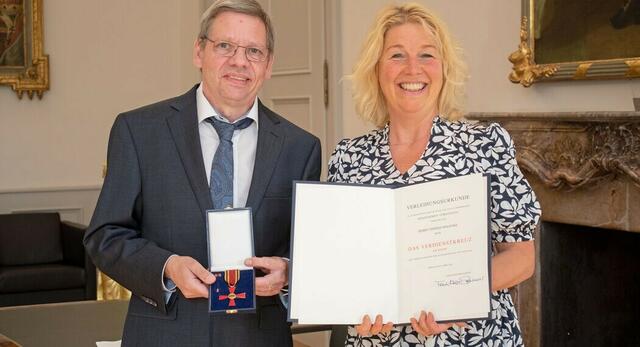 Im Alten Rathaus verlieh Bürgermeisterin Melanie Grabowy Thomas Malenke das Verdienstkreuz am Bande.  | Foto: Sascha Engst/Bundesstadt Bonn
