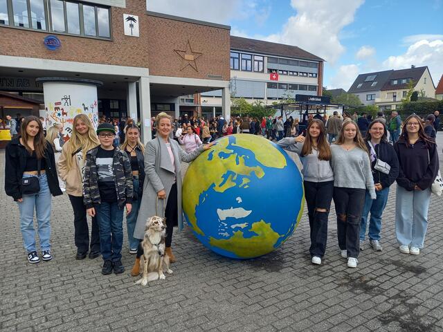 Das Schulfest stand ganz im Zeichen der Vielfalt von Europa und eines friedlichen Miteinanders.  | Foto: Erftgymnasium