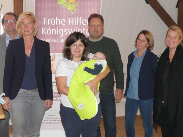 Über das gelungene Willkommensgeschenk freuten sich (v.li.) Christian Weuthen, Catharina Friedrich, Rieke Jakob auf dem Arm von Mama Miriam, Bürgermeister Lutz Wagner, Gerlinde Kusserow und Heike Jüngling.  | Foto: Gast