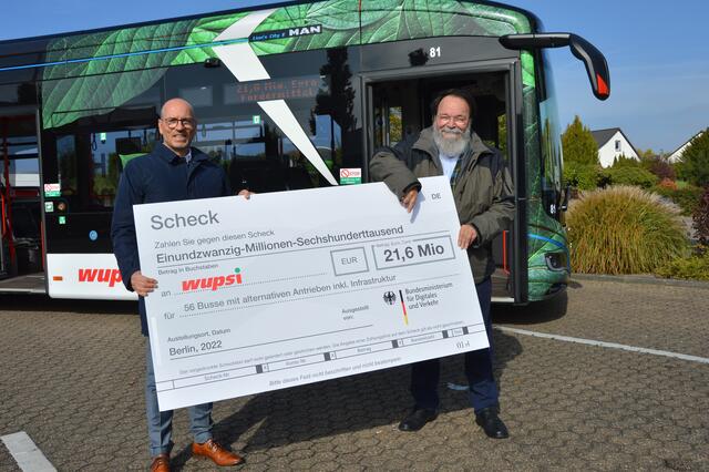 Bürgermeister Bernhard Marewski (rechts) und Marc Kretkowski, Wuspi-Geschäftsführer freuen sich über die Fördermittel in Höhe von 21,6 Millionen Euro.   | Foto: Ursula Willumat