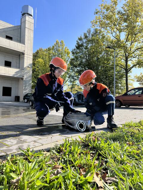 Die Aufgaben im Brandübungshaus, am Wasserschlauch oder mit dem Feuerlöscher begeisterten die Kinder und Jugendlichen. | Foto: Stadt Leverkusen