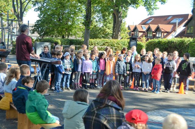 90 Altendorfer Grundschulkinder konnten gemeinsam mit zwei Musikprofis musizieren.  | Foto: KGS Meckenheim