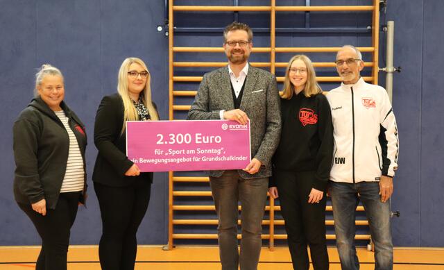 Standortleiter Dr. Arndt Selbach überreicht Karolin Beloch, Sportdezernentin der Stadt Wesseling, im Beisein von Vertretern des TuS Wesseling einen symbolischen Scheck in Höhe von 2.300 Euro für das Bewegungsangebot „Sport am Sonntag“. | Foto: Evonik