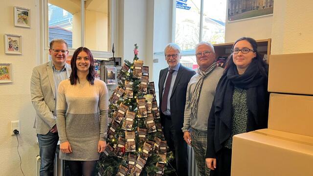 Der Wunschbaum, rechts davon steht Bürgermeister Dieter Freytag.
  | Foto: Stadt Brühl