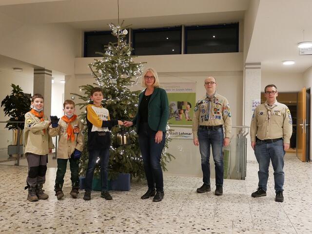 Das Foto entstand 2021 bei der Übergabe des Friedenslichtes im Rathaus  (v.l.n.r.): Lars Arens, Jendrik Arens, Christo Lehmacher, Bürgermeisterin Claudia Wieja, Sven Pimmer und Maximilian Wiemer.  | Foto: Archiv/Stadt Lohmar