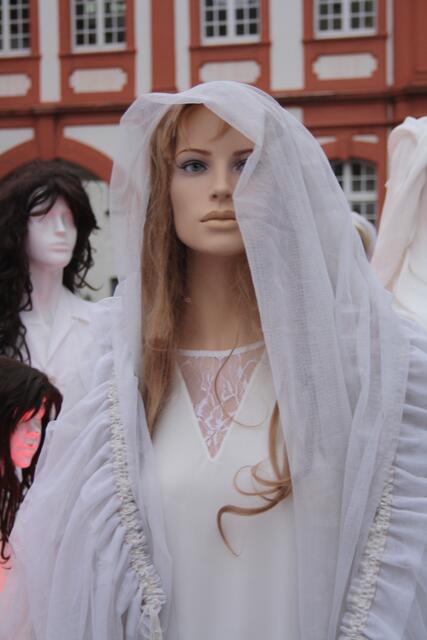 Parallel zum Nikolausmarkt fand die Kunstausstellung „Standpunkte“ des Pulheimer Künstlers Holger Hagedorn statt. Das Thema dieses Jahr war „Beauté“.  | Foto: Lena Großekathöfer