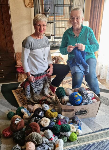 Gabriele Willscheid (links) und Marlene Wehling haben sichtlich Spaß beim Austausch ihrer Strickerfahrungen.  | Foto: Bürgerstiftung