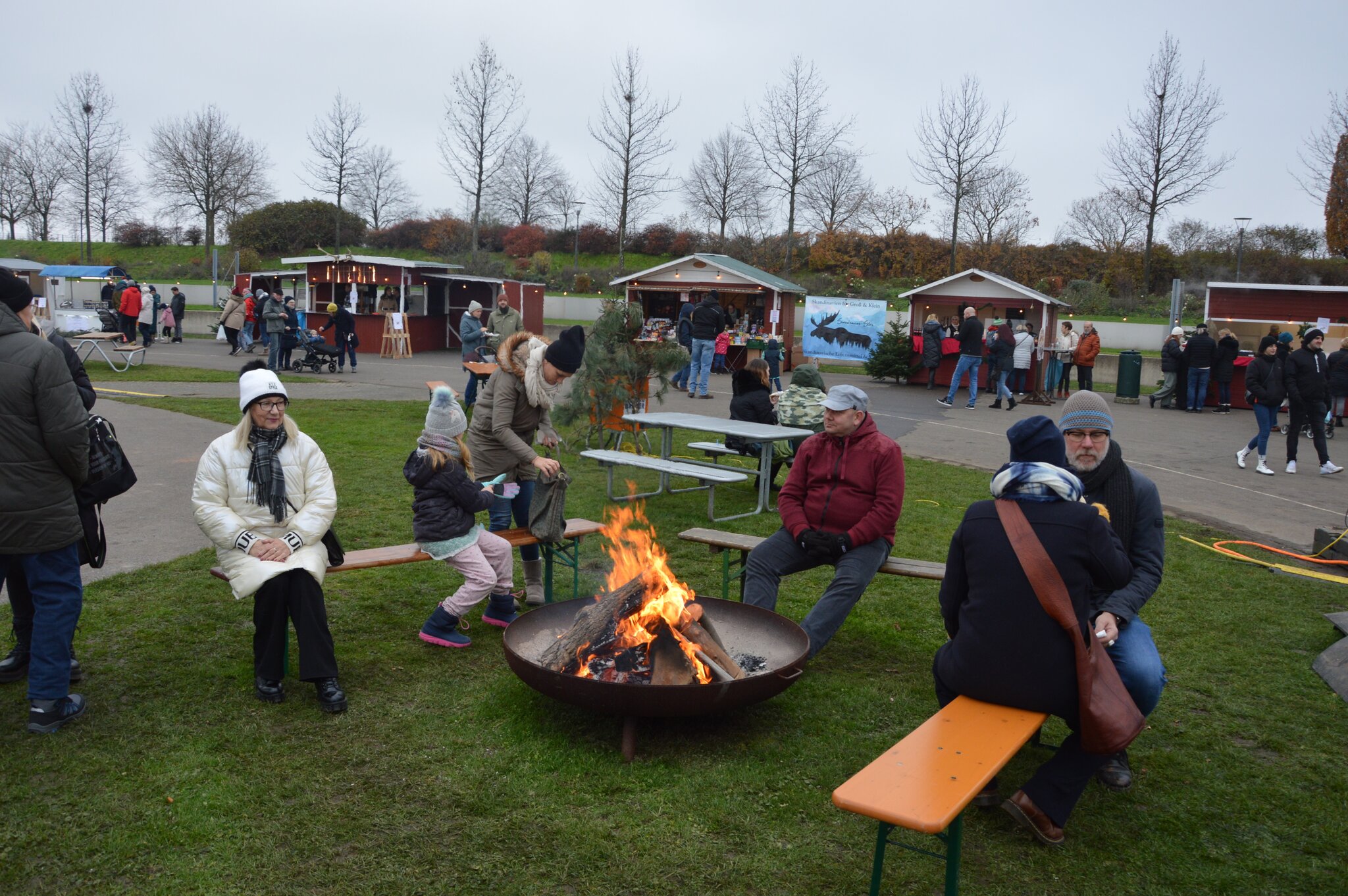 Nordischer Weihnachtsmarkt Elchbratwurst, Glögg und Eisskulpturen