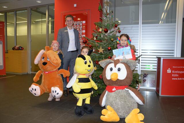 Nick Seidenberg von der Kreissparkasse Köln in Frechen mit den Gewinnerinnen der Alterskategorie „bis 6 Jahre“: (v.l.) Linja Rübsteck, Maia Naumann und Helene Zedow.  | Foto: Lars KIndermann