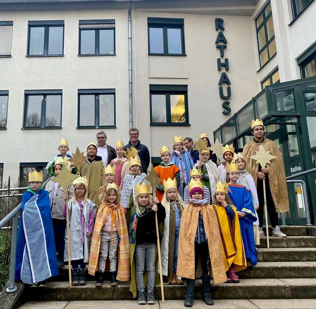 Die Sternsinger auf der Treppe vor dem Rathaus.  | Foto: Gemeinde
