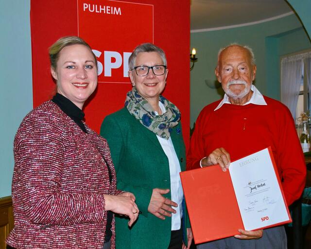 (v.l.) Dörte Schall, stellvertretende Vorsitzende der NRW-SPD, und Heike Steinhäuser, Voristzende der SPD Rhein-Erft, ehrten unter anderem Jupp Heibel, der mit inzwischen schon 63 Jahren Mitgliedschaft der anwesende Jubilar mit der längsten Mitgliedschaft war.  | Foto: SPD Pulheim