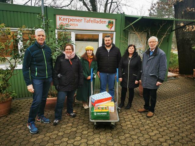 Vor allem haltbare Lebensmittel kamen bei der Spendenaktion des Vereins „Time to help“ zusammen, die am Tafelladen in Horrem übergeben werden konnten. | Foto: Stadt Kerpen