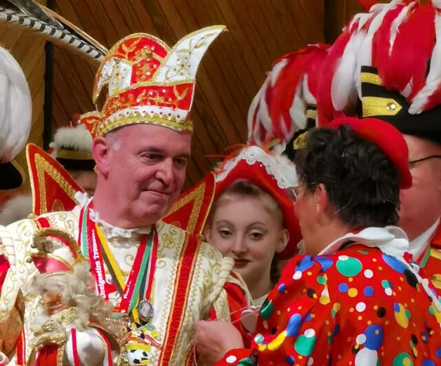Prinz Walter III erhält den AWO-Karnevalsorden. | Foto: AWO