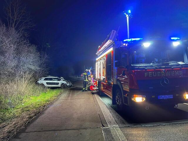 Kurz vor dem Autobahnkreuz Kerpen ereignete sich der Unfall auf der A 61. Die feuerwehr versorgte drei verletzte Personen. | Foto: Feuerwehr Bergheim