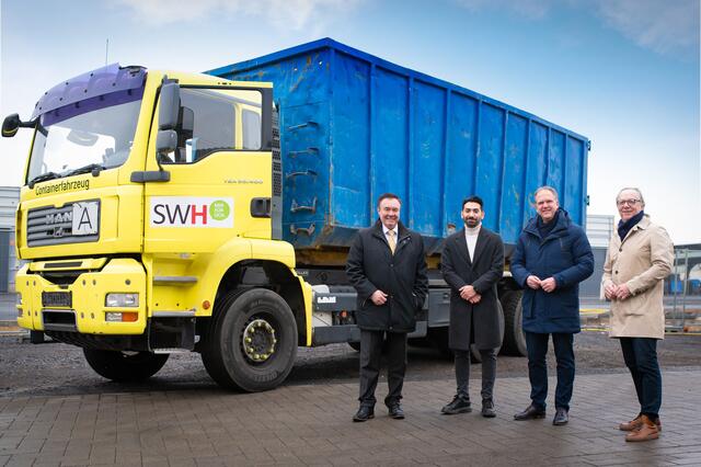 Das Foto zeigt von links Stefan Welsch, Vorstand der Stadtwerke Hürth, Volkan Korkut, Geschäftsführer der Firma Ravos Abbruch- & Containerdienst, Dirk Breuer, Bürgermeister der Stadt Hürth sowie Rüdiger Winkler, Vorsitzender des Partnerschaftsvereins Hürth.  | Foto: Stadt Hürth/Piliero