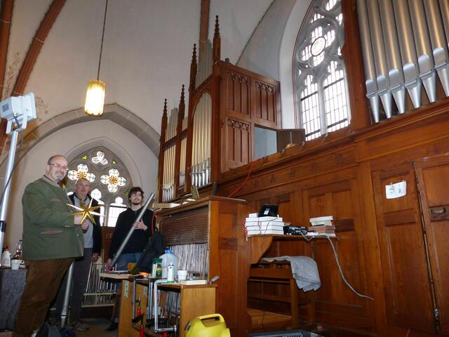 Musikdirektor Dirk van Betteray (l.) lässt sich von Orgelbauer Matthias Joanning (M.) und dem Auszubildenden Nicolai Wagner die Reinigung der Klais-Orgel in Holpe erläutern. | Foto: Christoph Buchen