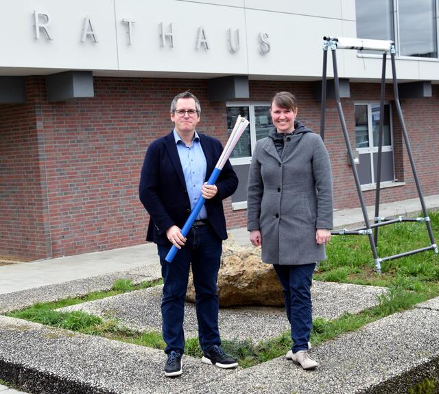 Bürgermeister Sascha Solbach und Wirtschaftsförderin Sarah-Kristin Röder freuen sich über die guten Fortschritte beim Breitbandausbau. | Foto: Stadt Bedburg