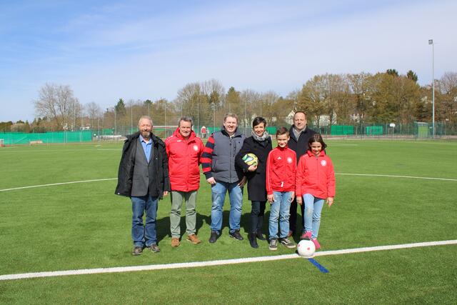 Dirk Schulz (v.l.), Heiko Hesse, Frank Jüssen, Carolin Weitzel, Gerd Schiffer und die beiden jungen Talente Emma und Jonah Sahm freuten sich gemeinsam über den neuen, wieder bespielbaren Platz. | Foto: Stadt Erftstadt/Kirchharz