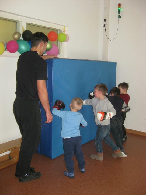 Ein Boxtraining bot der Boxclub den Kita-Kindern in der Schillerstraße. | Foto: Stadt Niederkassel