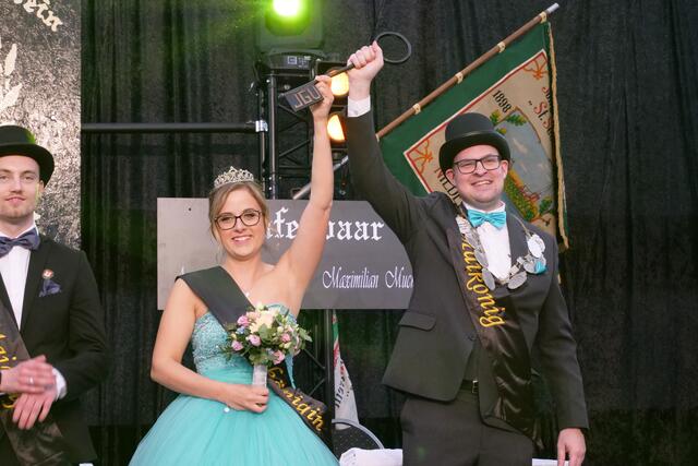 Julia Müller und Dennis Häger sind das neue Maikönigspaar des JGV „Echte Fründe“.  | Foto: Woiciech