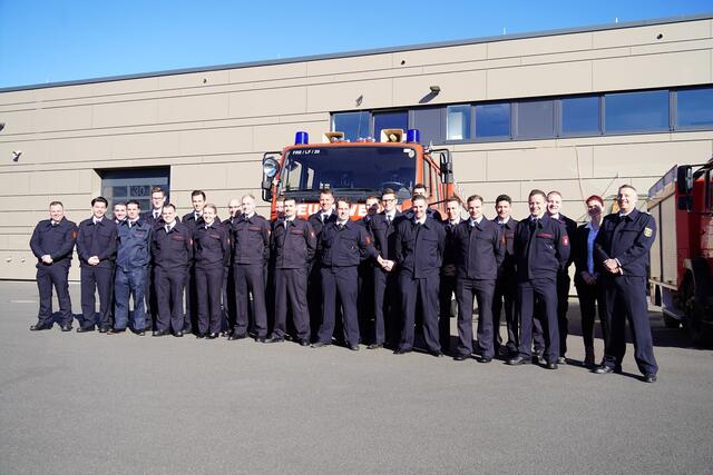 Die 22 Teilnehmenden des neuen Lehrgangs kommen aus den Feuerwehren Frechen, Pulheim, Hürth, Euskirchen und Köln sowie den Werksfeuerwehren von RWE und dem Chemiepark Knapsack.  | Foto: Stadt Frechen