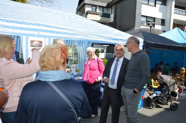 Innenminister Herbert Reul (2. von rechts) besucht die Burscheider Umweltwoche.  | Foto: Ursula Willumat