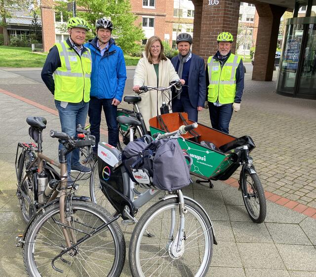 Kritik und Unterstützung für die Verwaltung auf den Weg zur fahrradfreundlichen Stadt: Kurt Krefft (1. Vorsitzender ADFC Leverkusen, li.) und Uwe Witte (2. Vorsitzender ADFC, re.) umrahmen Umweltdezernent Alexander Lünenbach, Bettina Zimmer (stv. Fachbereichsleiterin Mobilität und Klimaschutz) und Oberbürgermeister Uwe Richrath. | Foto: Stadt Leverkusen