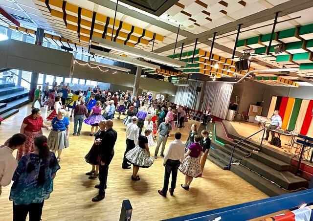 Ein buntes Bild in der Aula des Gymnasiums, wenn die Tänzer nach den Rufen des Callers tanzen.  | Foto: Square Dance Club